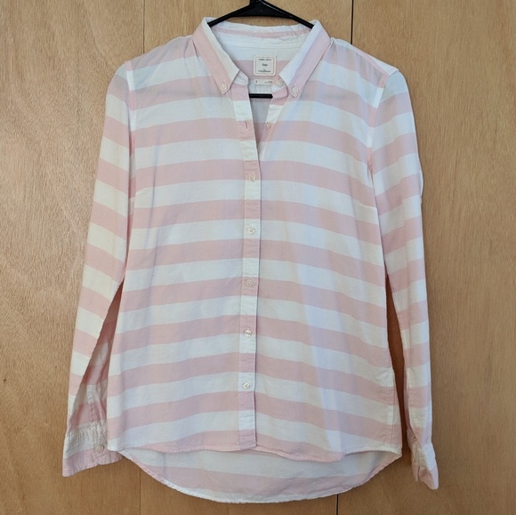 GAP Tops - 🌼 GAP Fitted Boyfriend button down